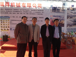 中国建筑机械协会会长张小轩在豪利777官网机械产品展位亲切交谈