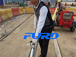 豪利777官网100L灌缝机助力于国家铁路轨道建设