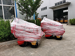豪利777官网机械7台小型压路机打包发出